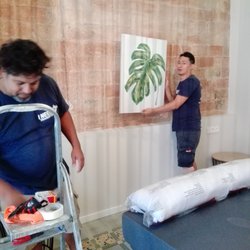 Transporte y Mudanzas - Equipo de trabajo Montando Piso  en nuestro servicio de Mudanza Completo.