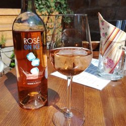 Veselá Kozička - ROSÉ ON ICE