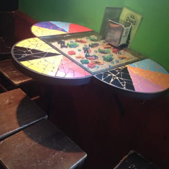 El Otro - Mesas originales y taburetes altos - Dive Bars Near Me - Barcelona, B