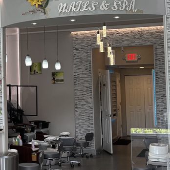 LiLy Nails & Spa - Pedicure Stations - Nail Salons Near Me - Springfield, Virginia