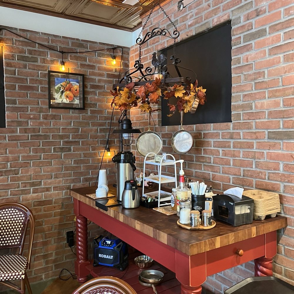 August 15, 1948 SOLVAY SALUTE SYRACUSE 100 YEARS OF PROGRESS TAROLLI'S  DEPARTMENT STORE For Friendly Banking Service ASCIOTI SOLVAY BANK Hotpaint  Appliances Groceries TRUCKING cO., Inc. Micriker Fruits Zenith Radios  Vegetables Transporters, image size:1000x1000