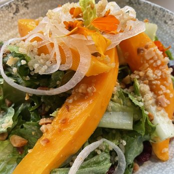Queensbreak Restaurant - Papaya salad was packed with different textures and flavor.  I loved it.  I hardly rave about salad.  This maybe my first! - New American Near Me - Honolulu, Hawaii