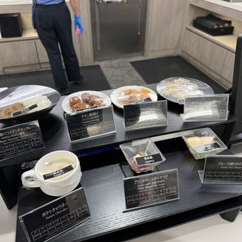 Sakura Lounge - Hot food options - Airport Lounges Near Me - Honolulu, Hawaii Sakura Lounge - Hot food options - Airport Lounges Near Me - Honolulu, Hawaii