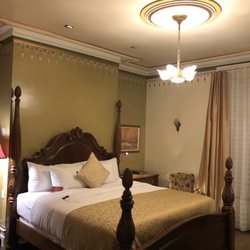 Hôtel le Manoir d'Auteuil - Gorgeous historic room.