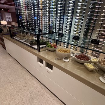 Star Alliance Lounge - Airport Lounges Near Me - Los Angeles, California