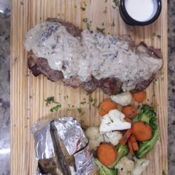 Grill 733 - Rico lomo de cerdo en una cremosa salsa de champiñones