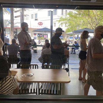 sweetgreen - Healthy Salads, Wraps, and Bowls - Crowds on the patio - Salad Near Me - Miami, Florida sweetgreen - Healthy Salads, Wraps, and Bowls - Crowds on the patio - Salad Near Me - Miami, Florida