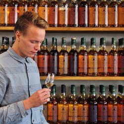 Noorbohandelen - Noorbohandelens imponerende whiskyvæg