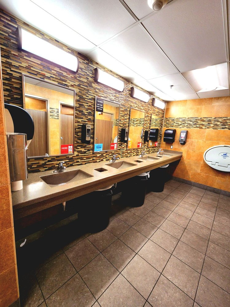 FLYING J TRAVEL CENTER Updated September 2024 32 Photos & 14