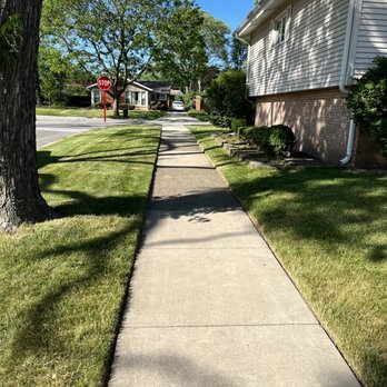 Chris Scaping - Parkway after mow, edging. - Lawn Services Near Me Chris Scaping - Parkway after mow, edging. - Lawn Services Near Me