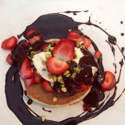 Orange et Pamplemousse - Oats pancakes with maple mascarpone cheese, stawberries, pistachios and melted dark chocolate.