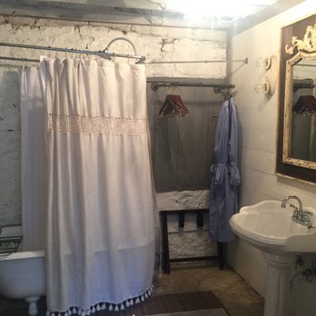 The Kendall - Carriage House bath - Hotels Near Me - Boerne, Texas The Kendall - Carriage House bath - Hotels Near Me - Boerne, Texas