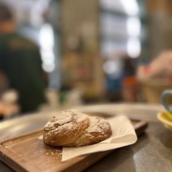 Aromes Sant Andreu  - Powdered sugar pastry at Aromes Sant Andreu, served warm on a wooden board, perfect for a sweet bite during a cozy coffee break - Cafeteria Near Me - Barcelona, B