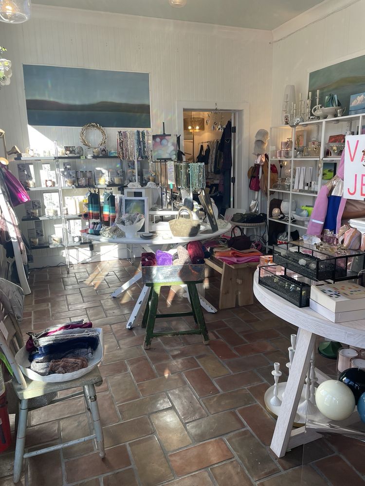 VAL & JESS Logo