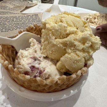 Jeni's Splendid Ice Creams - Brambleberry Crisp Pint Brown Butter Almond Brittle Pint - Ice Cream & Frozen Yogurt Near Me - Austin, Texas
