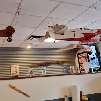 Brooks Burgers - The airplane theme - Hot Dogs Near Me - Naples, Florida