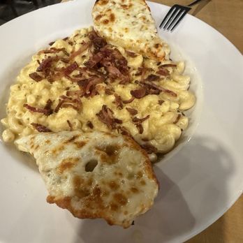 PUB 282 - Mac n cheese with garlic bread. - American Near Me - Camano Island, Washington PUB 282 - Mac n cheese with garlic bread. - American Near Me - Camano Island, Washington