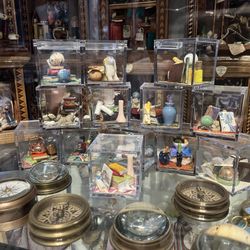 Cartoleria Pantheon DAL 1910 - Cutie miniatures display in the window.