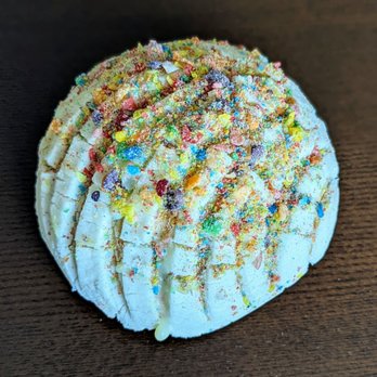 Dulce Dreams Cafe - Fruity Pebbles Concha | Instagram: @telephonesmoothie - Bakeries Near Me - Charlotte, North Carolina