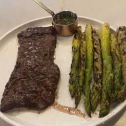 Entrana (Skirt Steak) 8oz with grilled asparagus