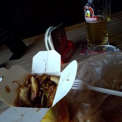 King Box - Nudelbox mit Huhn für € 4.50 und daneben nen Bier.