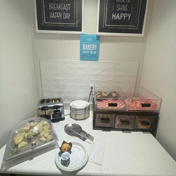 Hampton Inn & Suites Ann Arbor West - The breakfast area - Hotels Near Me - Ann Arbor, Michigan