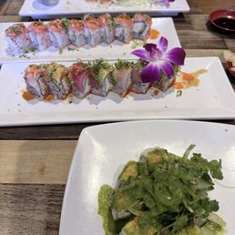Auga Agua Chiles Roll, Rainbow Roll