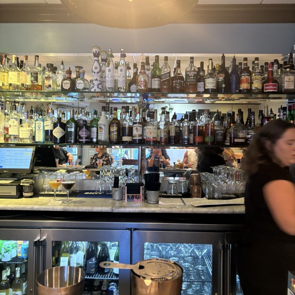 V Restaurant, Bistro & Bar - Bar - New American Near Me - Murphys, California