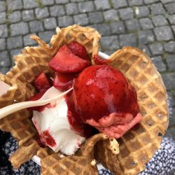 Danz 11 - Beeren Becher mit hausgemachter Waffel, 5€.  Guter Preis, gute Qualität!