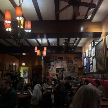 Tapas Barcelona - Ambiance Friday night - Spanish Near Me - Evanston, Illinois