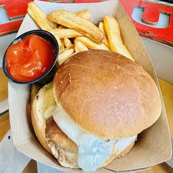 Brockway Pub - Chicken Sandwich - Pubs Near Me - Carmel, Indiana