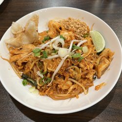 Thai Chili Cuisine - The Pad Thai Dinner with chicken. Sensational!