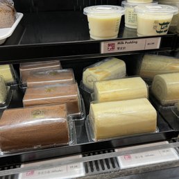 Cake rolls and milk pudding Cake rolls and milk pudding