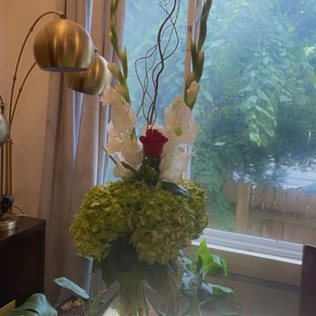 Flowers Only - Table arrangement - Florists Near Me - Southfield, Michigan Flowers Only - Table arrangement - Florists Near Me - Southfield, Michigan