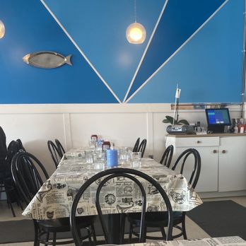 Le Resto - Restaurant Interior - Seafood Near Me - Chelsea, Quebec Le Resto - Restaurant Interior - Seafood Near Me - Chelsea, Quebec