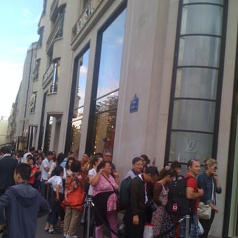 Louis Vuitton - Long wait to get into store. - Luggage Near Me - Paris, 75 Louis Vuitton - Long wait to get into store. - Luggage Near Me - Paris, 75