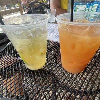 El Rincón De Abuelo - Limonada y jugo de acerola - Dive Bars Near Me - Guaynabo, Puerto Rico