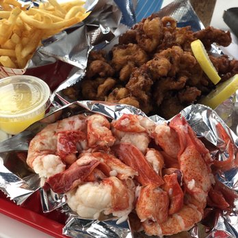 Red's Eats - That's the meat you get in one lobster roll! Plus a full size of delicious whole belly clams - Seafood Near Me - Wiscasset, Maine Red's Eats - That's the meat you get in one lobster roll! Plus a full size of delicious whole belly clams - Seafood Near Me - Wiscasset, Maine