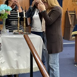 Temple Beth Sholom - Lighting Shabbat Candles