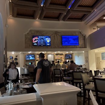Hilton Santa Barbara Beachfront Resort - Bar area & dining - Hotels Near Me - Santa Barbara, California Hilton Santa Barbara Beachfront Resort - Bar area & dining - Hotels Near Me - Santa Barbara, California