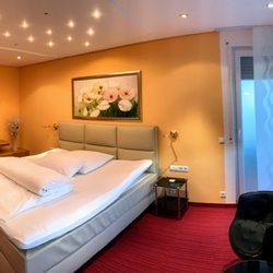 Hotel Erlenhof - Das Zimmer ist geräumig, bietet viel Platz im Schrank und auch zum Arbeiten