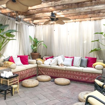 Willow Spa - Garden where you get the foot soak. We sipped tea & waited for our therapists here :) - Day Spas Near Me - Santa Monica, California