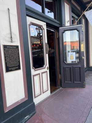 Golden Era Cocktail Bar and Lounge by null