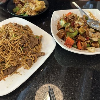 Jade Dumpling & Noodle House - Mixed Fried Noodles Seaweed Salad Mapo Tofu - Dim Sum Near Me - Eugene, Oregon
