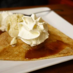 Crèperie des Lutins - Dessert crepe with salted caramel, vanilla ice cream, whipped cream, apples and almonds inside (9€)