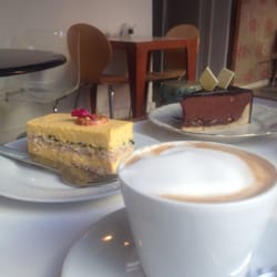Cafe Leche - Cortado, pastel de maracuya y praliné de avellanas y baraja