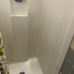 Chocorua Camping Village - Front/first shower room