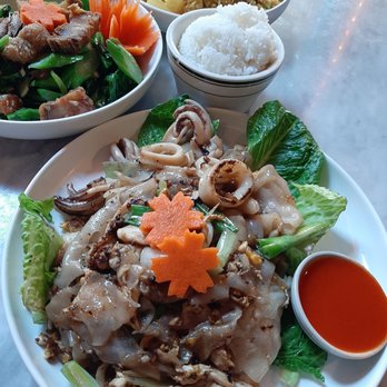 Kitchen 79 - Khua Gai (wok fried flat noodle with chicken and squid, lettuce, scallion and sesame oil) - Thai Near Me - Jackson Heights, New York