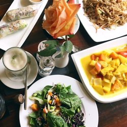 Zen House Vegetarian - Schwarzer Reis Salat, Sommerrollen, Pad Thai, Curry