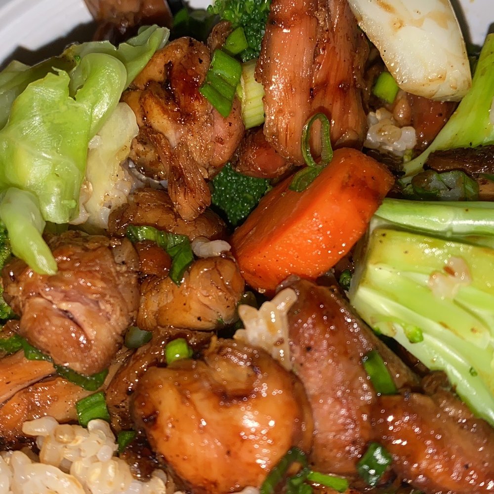 Chicken bowl  broccoli  carrots  onions  cabbage  rice  MAGIC SAUCE